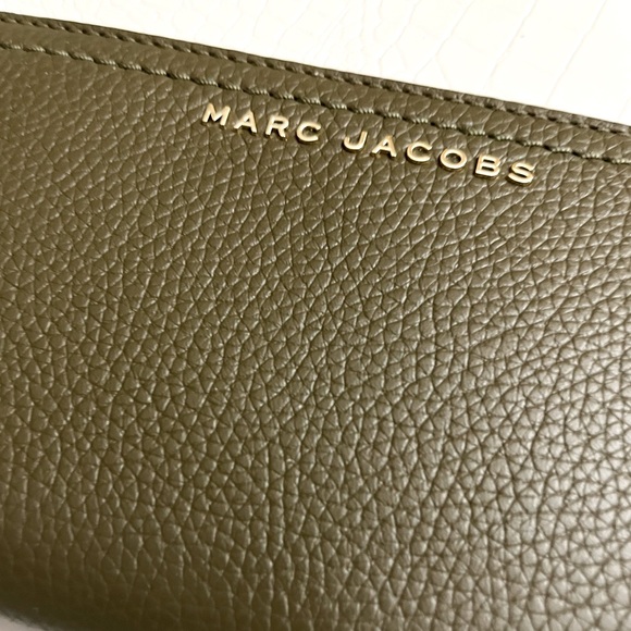 MARC JACOBS Khaki Green Leather Zip-Around Wristlet Wallet New With Tag - Picture 7 of 8